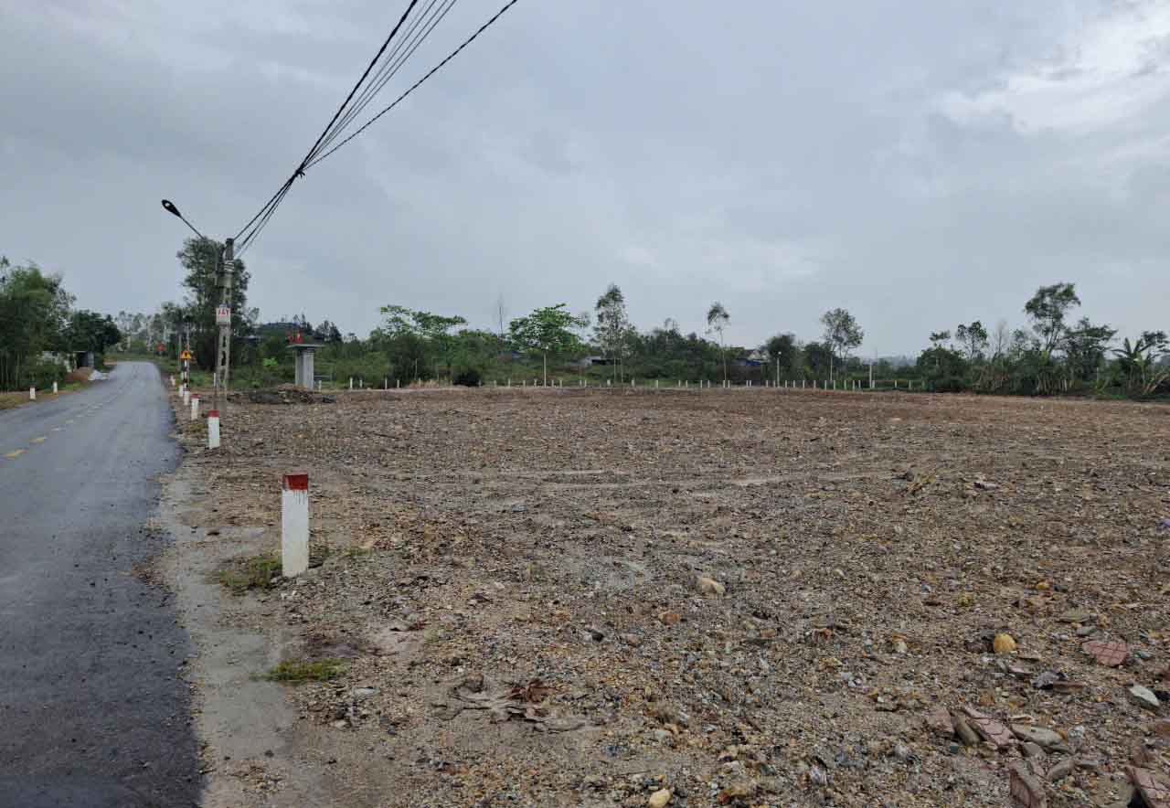 Nhiều thửa đất trong khu dân cư ở thôn Ngọc Hà được san ủi để bán khi nơi đây đang sốt ảo về đất. Ảnh: Trần Tuấn.