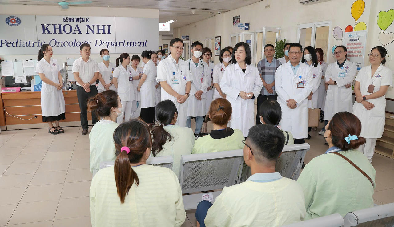 Bộ trưởng Đào Hồng Lan trò chuyện với người nhà bệnh nhân tại Bệnh viện K.