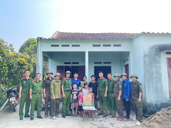 Công an xã ở Bắc Ninh chung tay tu sửa nhà cho gia đình khó khăn đông con