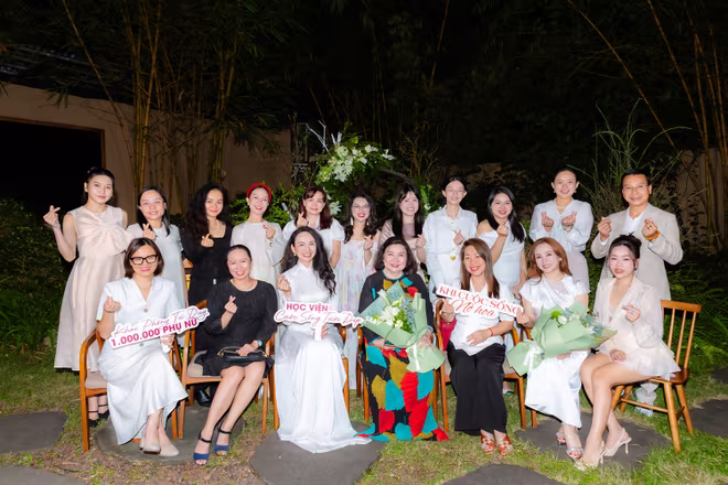 Ca sĩ Vy Oanh, người mẫu Phan Như Thảo cùng các khách mời trong chương trình Ca sĩ Vy Oanh, người mẫu Phan Như Thảo cùng các khách mời trong chương trình