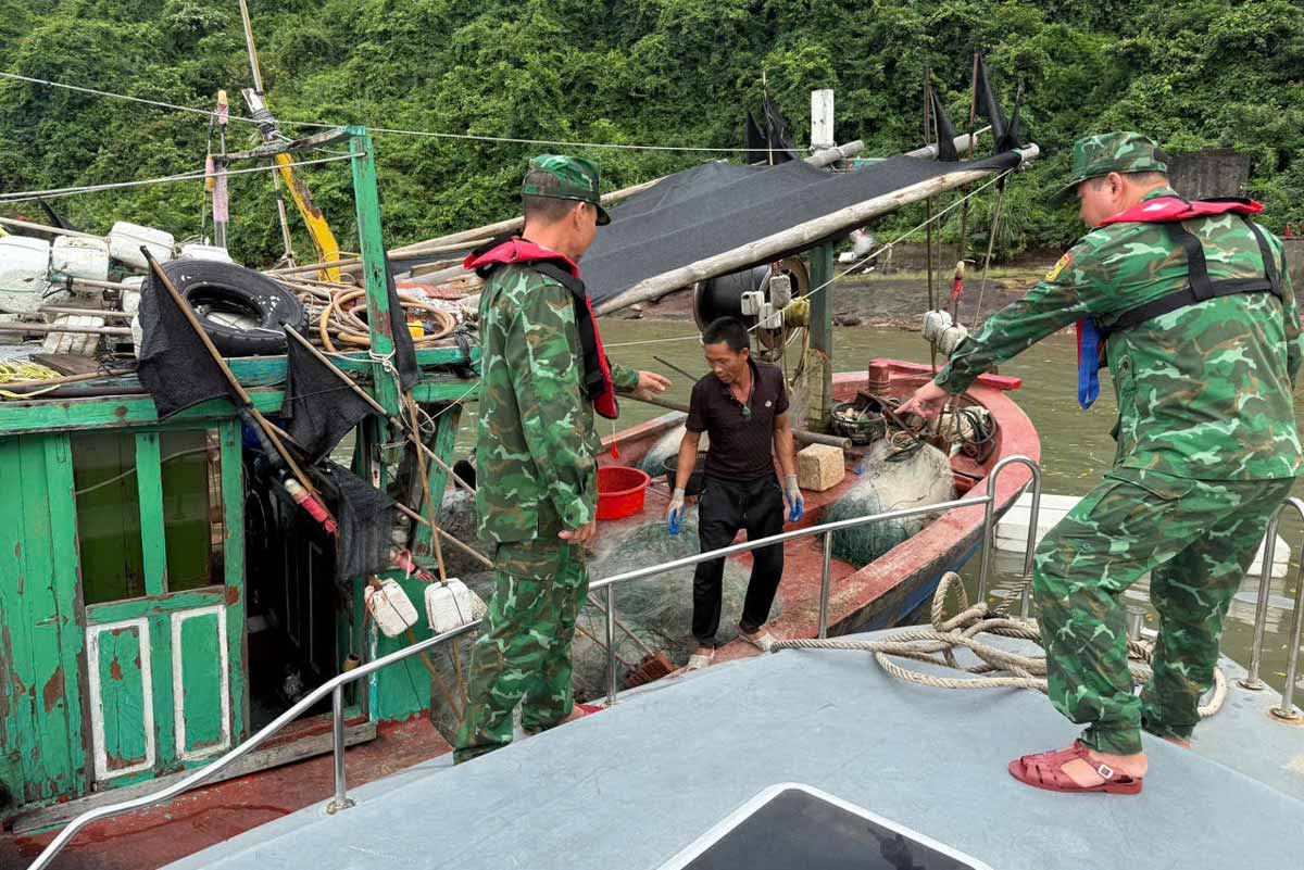 UBND phường Móng Cái 1 phối hợp chặt chẽ với các lực lượng chứng năng và chính quyền xã Vĩnh Thực hỗ trợ ngư dân di chuyển về nơi tránh trú an toàn. Ảnh: Thu Hằng