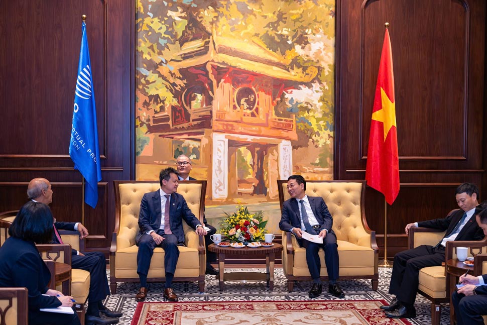 Ông Daren Tang - Tổng Giám đốc WIPO và Bộ trưởng Bộ KHCN Nguyễn Mạnh Hùng trao đổi về các vấn đề liên quan tới