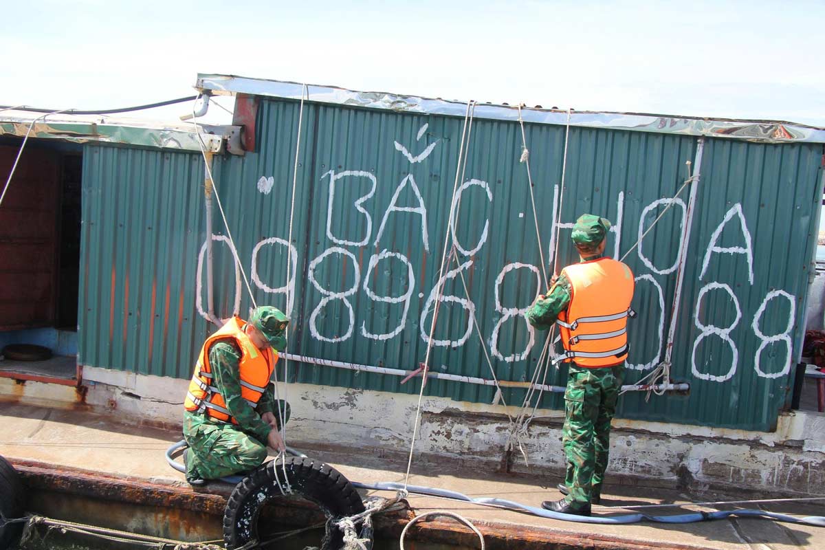 Cán bộ, chiến sĩ Đồn Biên phòng Cô Tô chằng chống nhà cửa cho nhân dân. Ảnh: Thu Báu