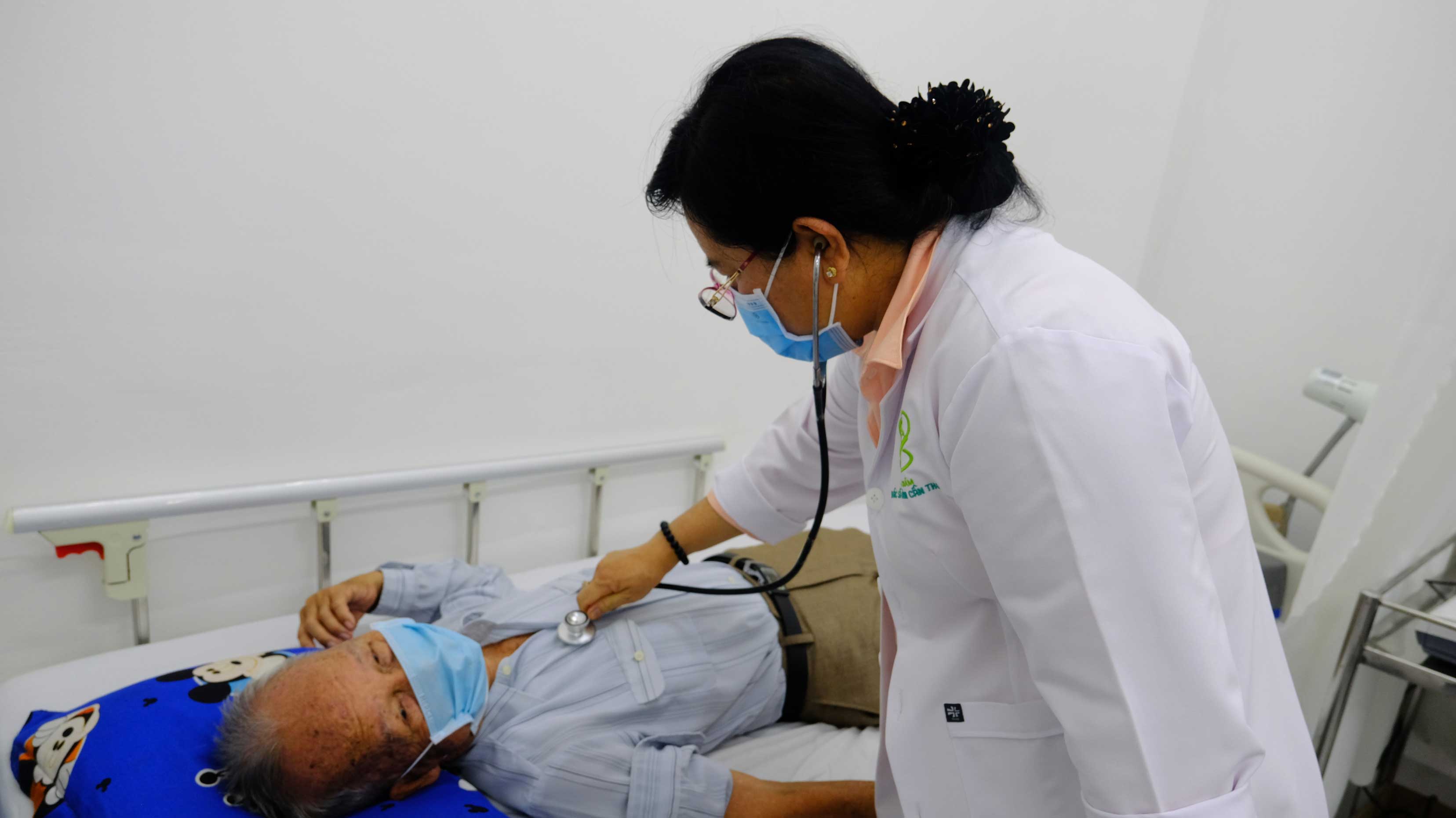 Người dân đến khám bệnh tại phòng khám BSGĐ tại Cần Thơ. Ảnh: Mỹ Ly