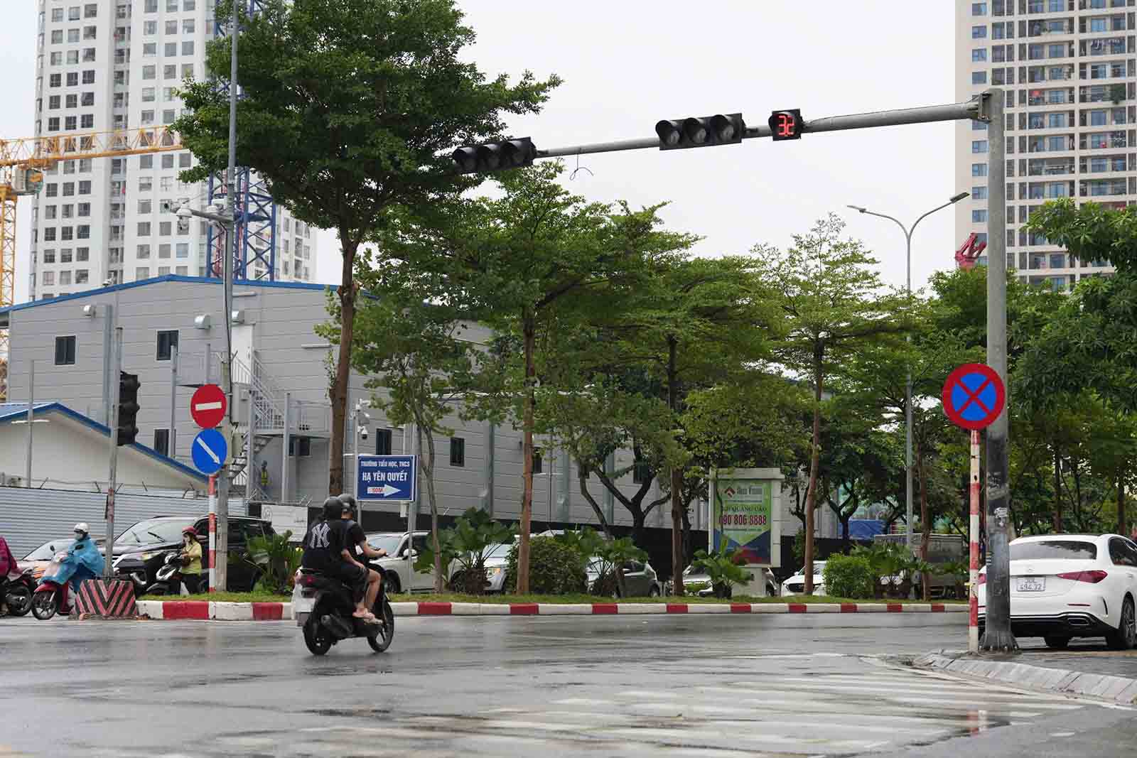 Một phương tiện xe máy vượt đèn đỏ. Ảnh: Trà My