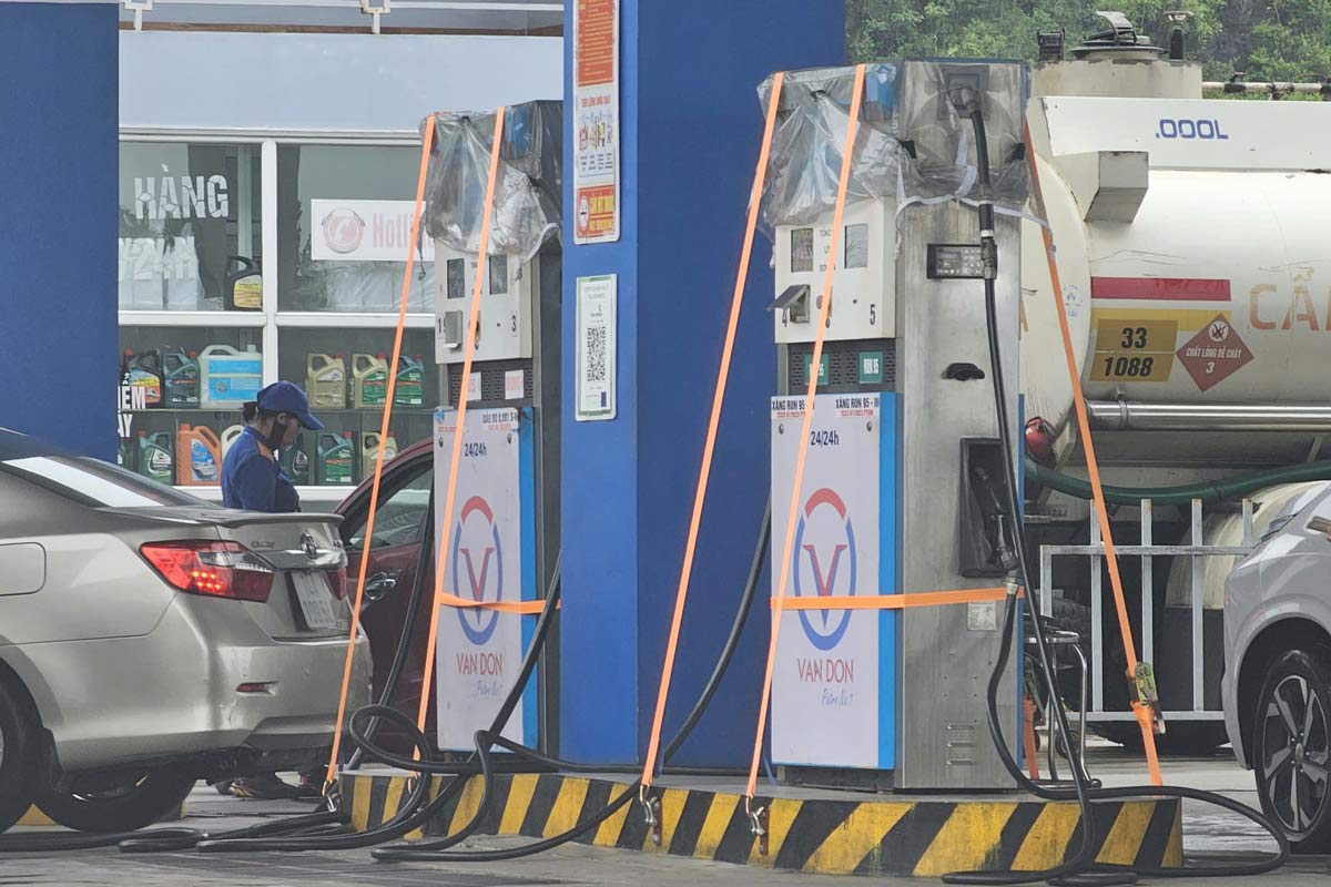 Trạm bơm xăng được chằng chống cẩn thận, trước khi bão đổ bộ. Ảnh: Đoàn Hưng