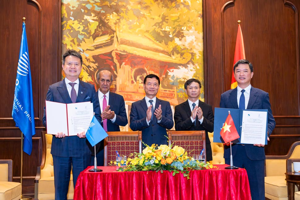 Đại diện các bên thực hiện ký Bản ghi nhớ hợp tác trong lĩnh vực sở hữu trí tuệ. Ảnh: Hạo Thiên