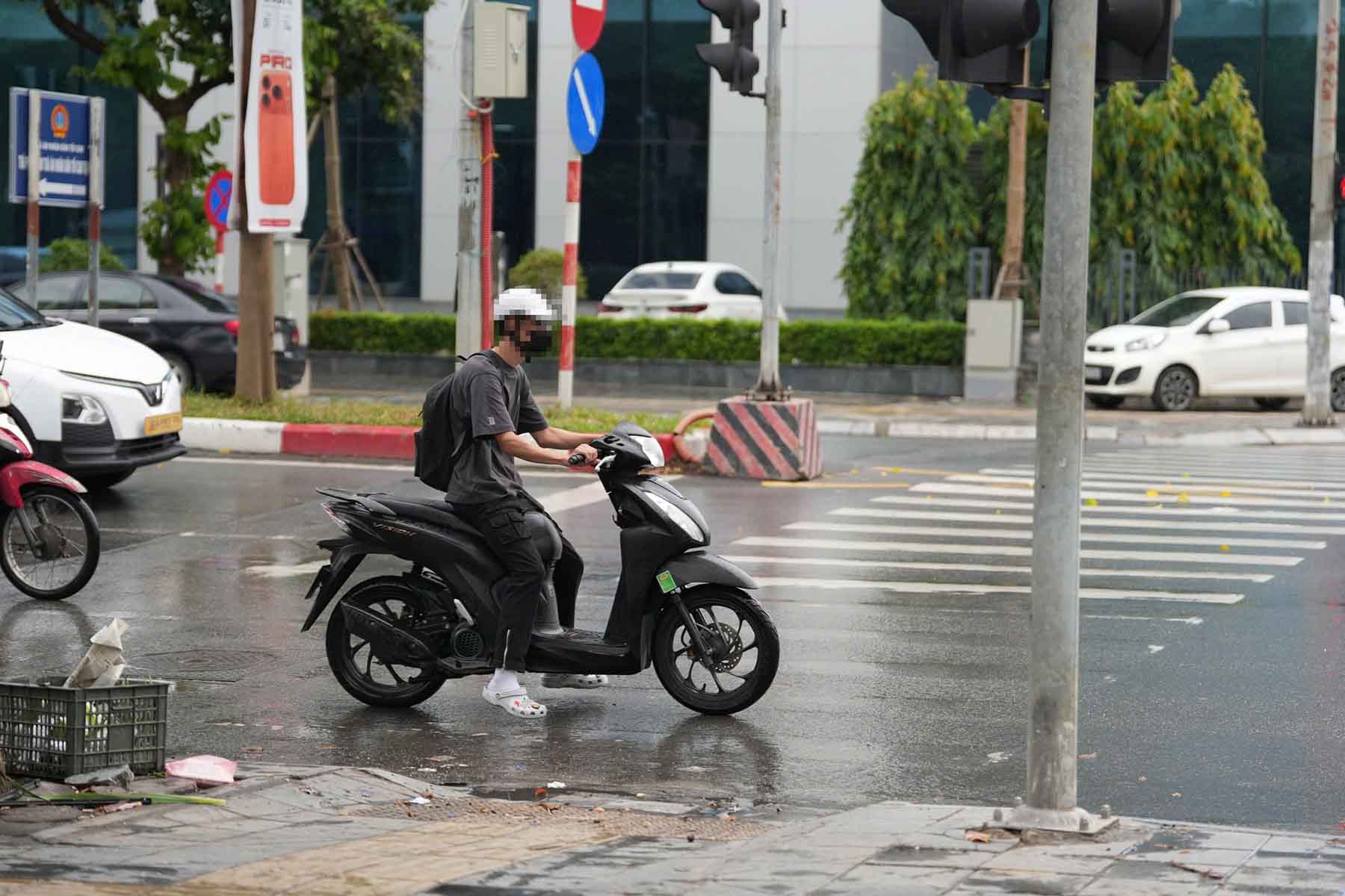 Phương tiện dừng đèn đỏ nhưng quá vạch kẻ đường. Ảnh: Trà My