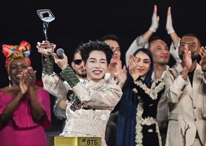 Ca sĩ Đức Phúc nhận Bằng khen của Thủ tướng Chính phủ