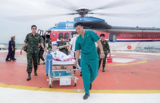Vượt bão xuyên đêm đưa bệnh nhân bị chấn thương nặng từ đảo về đất liền điều trị