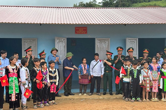 Bàn giao 80 ngôi nhà mới cho người dân vùng lũ Điện Biên