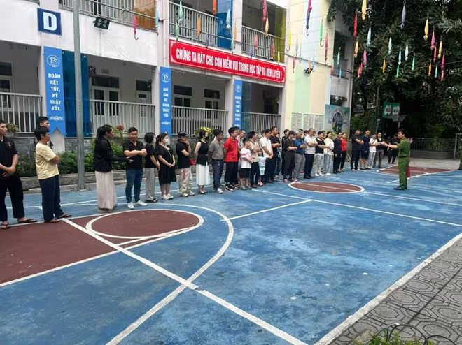 Cảnh sát PCCC và CNCH hướng dẫn sử dụng bình chữa cháy xách tay