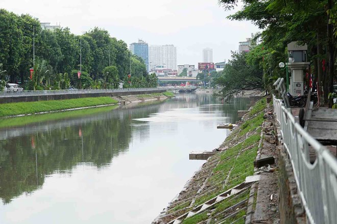 Bão số 10 gây mưa lớn, mực nước sông Tô Lịch đạt mức 3,85m