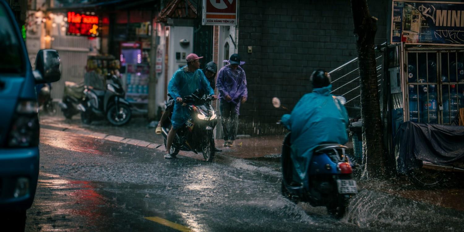 Du khách cần cân nhắc khi du lịch Hà Nội trong thời gian mưa lũ. Ảnh: NVCC