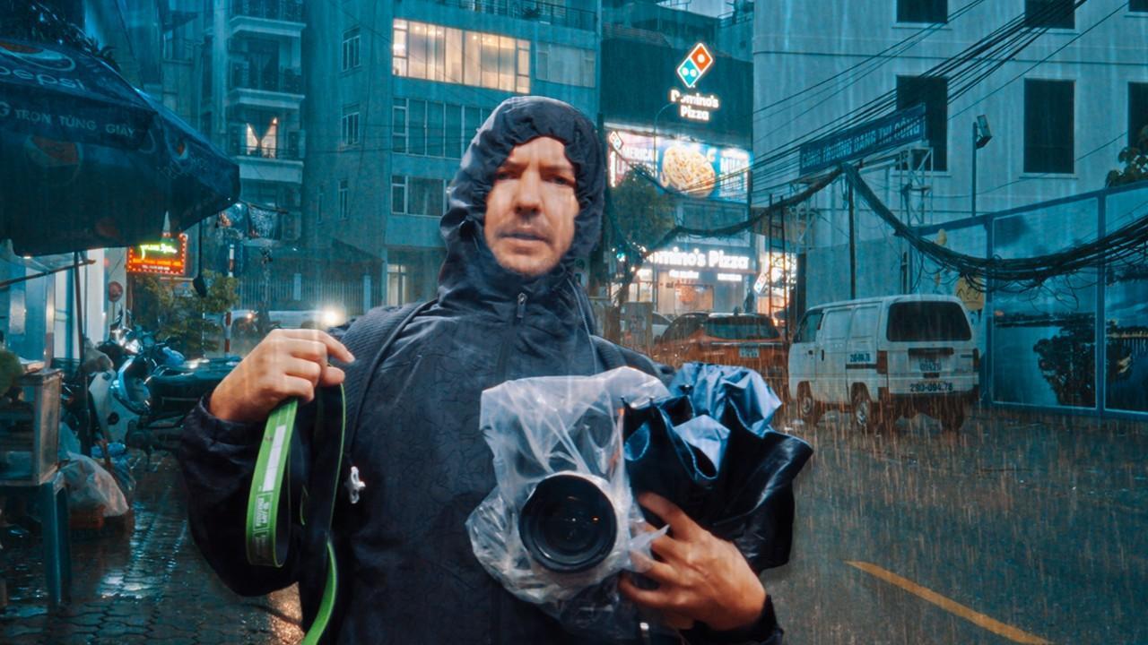 Carl dạo quanh phố phường để ghi lại những thước phim chân thật nhất về tình trạng mưa lũ ở Hà Nội. Ảnh: NVCC