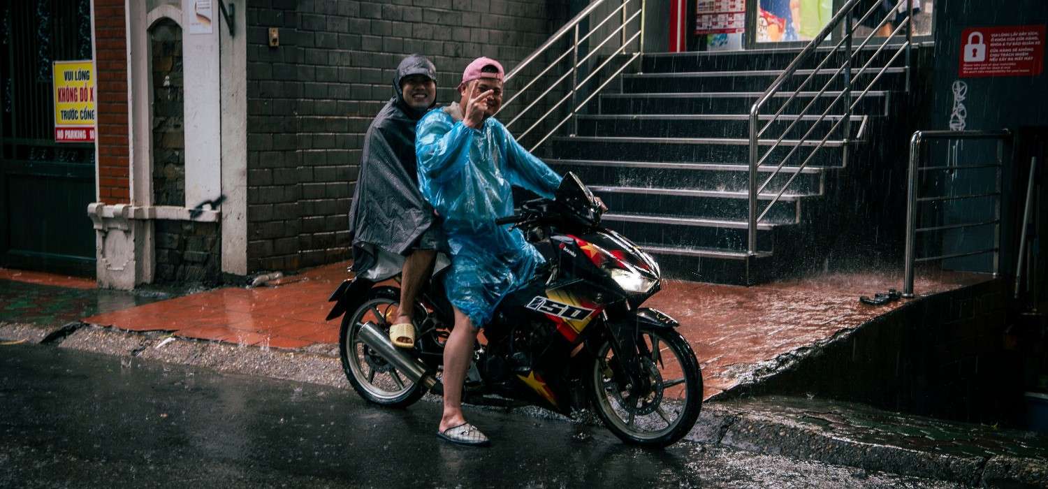 Người dân Hà Nội vẫn lạc quan trong mưa lũ. Ảnh: NVCC