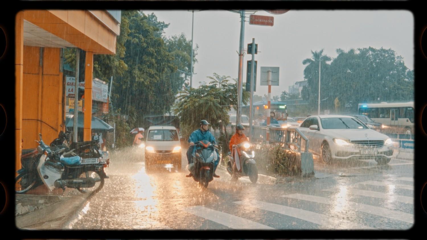 Carl cho rằng người Hà Nội đã quen với cảnh mưa lũ. Ảnh: NVCC