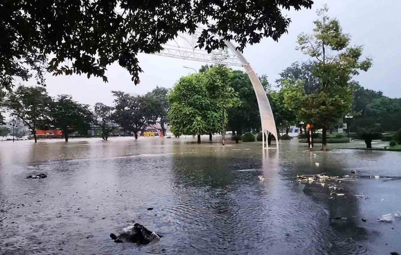 Nước sông Lô đang dâng cao tiến sát Quảng trường Nguyễn Tất Thành (Tuyên Quang). Ảnh: PV.