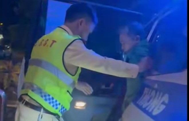 Người đàn ông bị rắn độc cắn được CSGT đưa đi cấp cứu kịp thời trong đêm