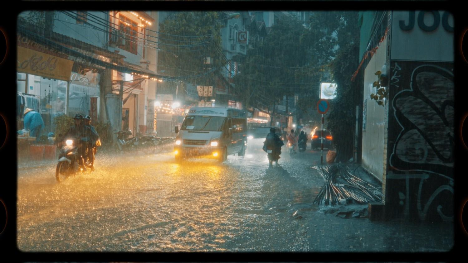 Bão số 10 Bualoi qua lăng kính của khách Tây. Ảnh: NVCC