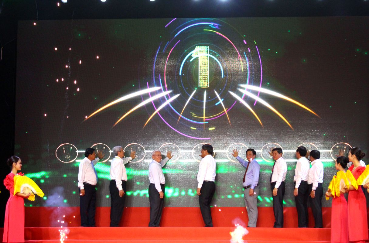 Các đại biểu thực hiện nghi thức khai mạc Diễn đàn. Ảnh: Thanh Mai