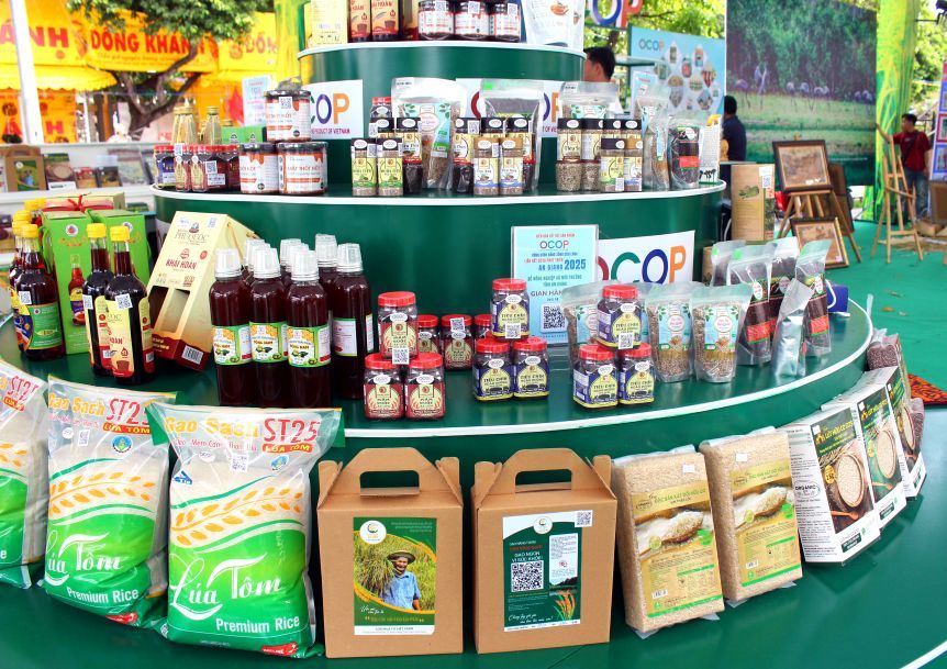 Khu vực trưng bày sản phẩm OCOP tiêu biểu tỉnh An Giang. Ảnh: Thanh Mai