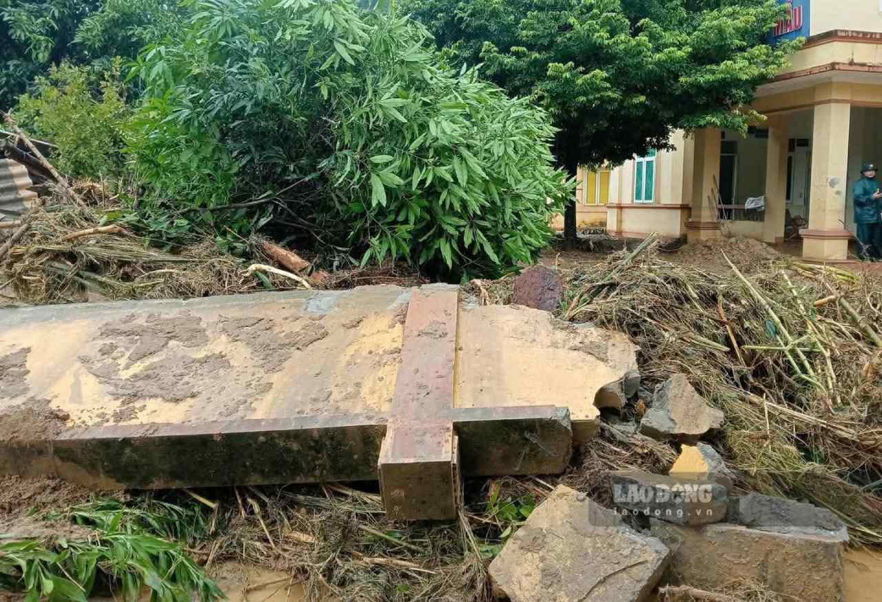 Toàn bộ tường rào Trạm Y tế xã Việt Hồng bị sập, nhiều phòng khám và trang thiết bị y tế chìm trong nước lũ và bùn đất. Ảnh: Văn Đức