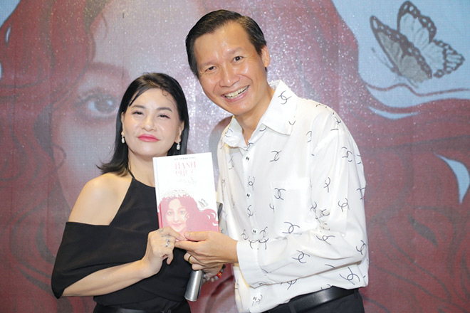 Đạo diễn - NSƯT Vũ Thành Vinh ra mắt cuốn sách thứ 2. Ảnh: Khang