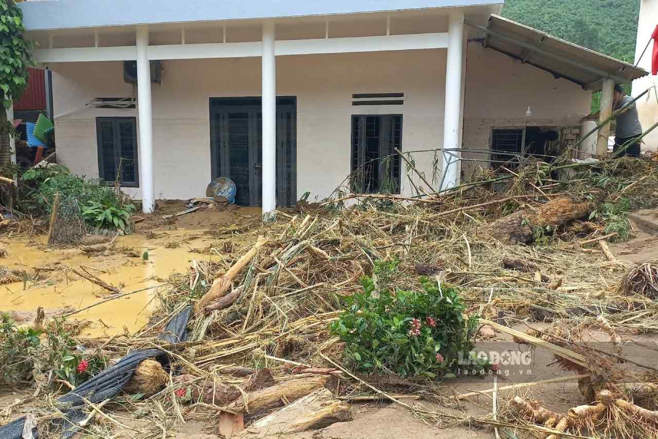 Nhiều gia đình kiệt quệ vì tài sản gần như cuốn sạch sau trận lũ quét. Ảnh: Văn Đức.