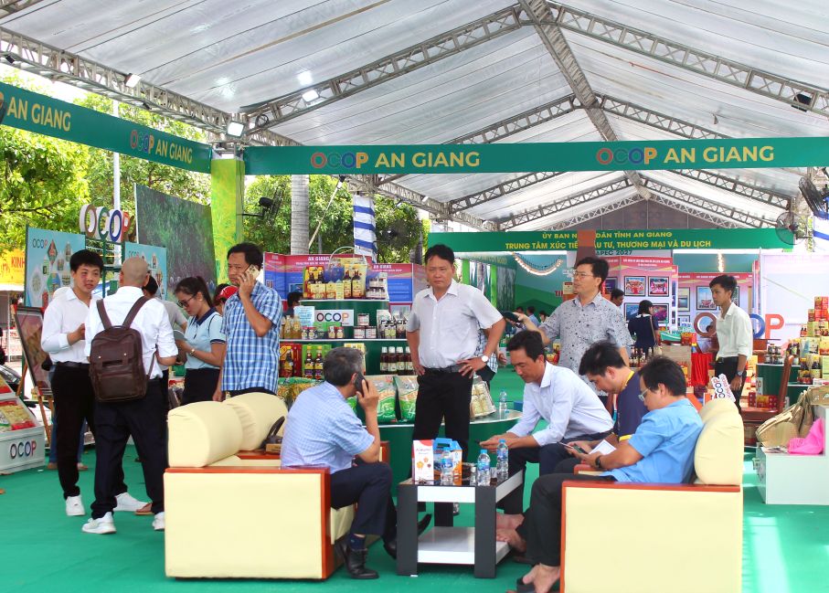 Các thành viên Ban tổ chức khẩn trương rà soát các công đoạn cuối của khâu chuẩn bị. Ảnh: Thanh Mai