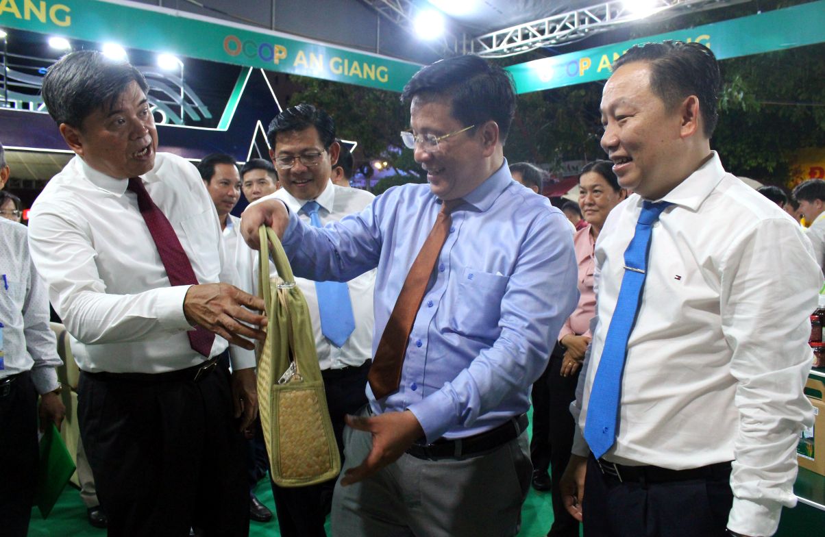 Tham quan các sản phẩm OCOP được sản xuất từ nguyên liệu thân thiện môi trường. Ảnh: Thanh Mai