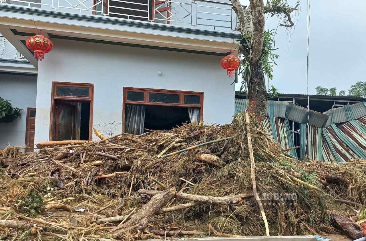 Nhà cửa của người dân bị cơn lũ quét tàn phá nặng nề. Ảnh: Văn Đức