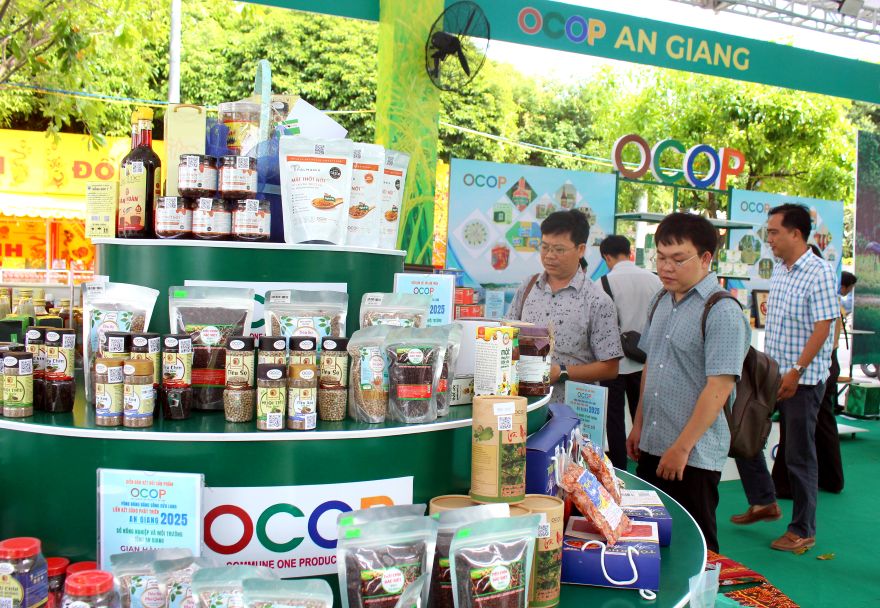 Sản phẩm trưng bày tại Diễn đàn OCOP Đồng bằng sông Cửu Long 2025. Ảnh: Thanh Mai