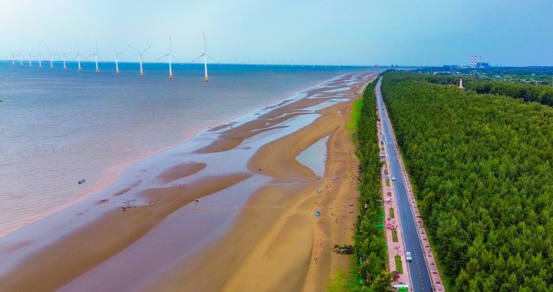 Công trình điện gió ven biển, góp phần phát triển năng lượng tái tạo và kinh tế biển. Ảnh: Hoàng Lộc