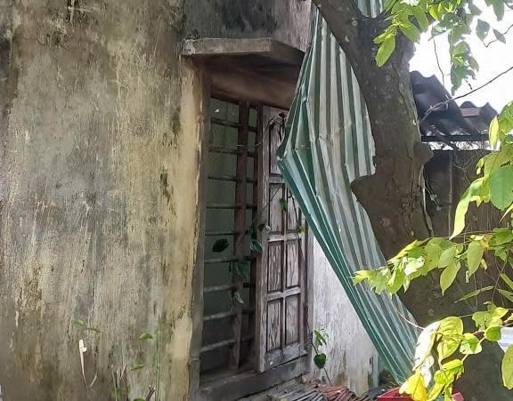 Mái tôn của gia đình chị Trang bị tốc sau bão số 10. Ảnh: Hà Trang