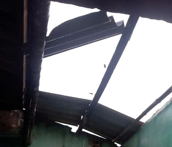 Mái nhà không còn nguyên vẹn sau bão. Ảnh: Hà Trang