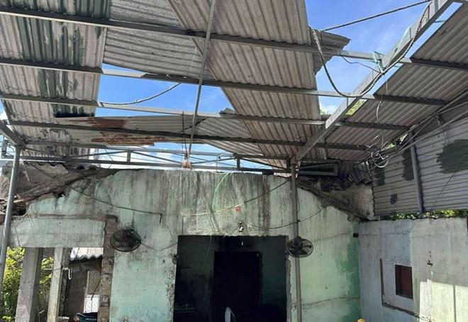 Bão số 10 cuốn mái nhà, người lao động nuốt nước mắt đứng dậy