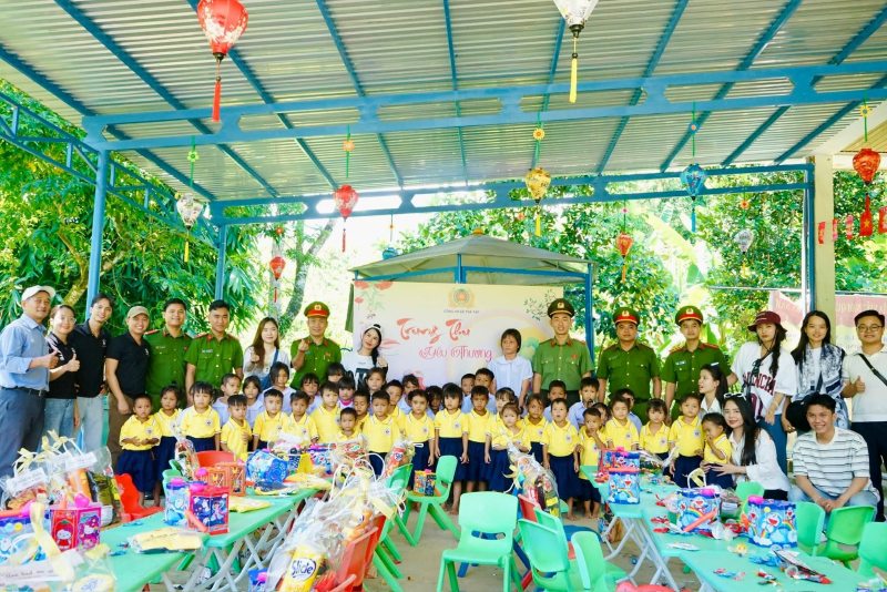 Chi đoàn Công an Trà Tập, Đà Nẵng vượt núi, mang quà Trung thu đến với trẻ em Xơ Đăng. Ảnh: Phú Thiện