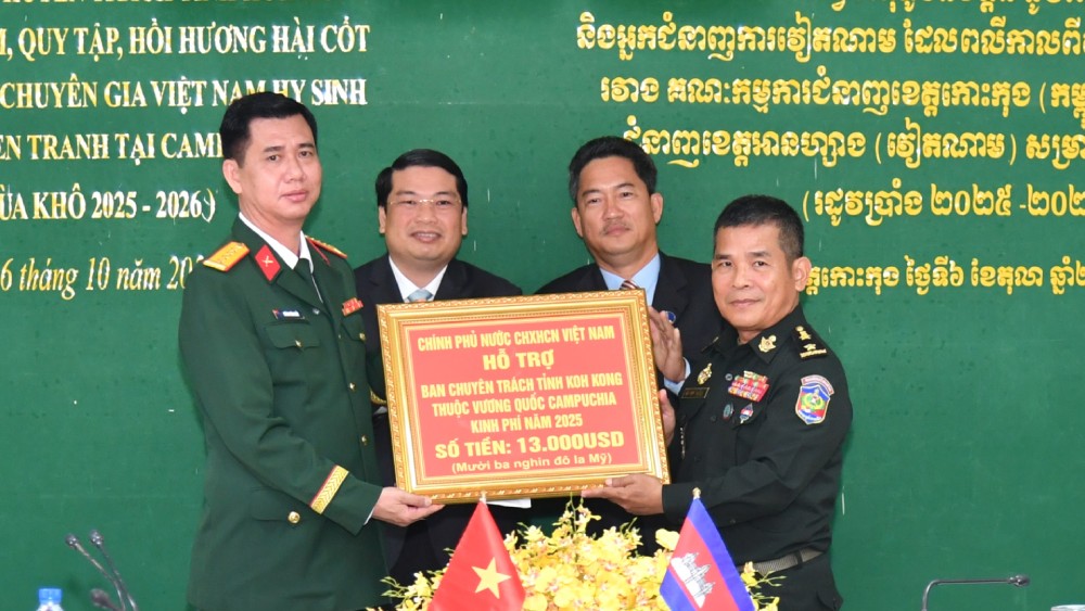 Đại tá Huỳnh Văn Khởi, Chính ủy Bộ CHQS tỉnh An Giang trao kinh phí của Chính phủ Nước Cộng hòa Xã hội Chủ nghĩa Việt Nam hỗ trợ Ban Chuyên trách tỉnh Koh Kong. Ảnh: Phương Vũ