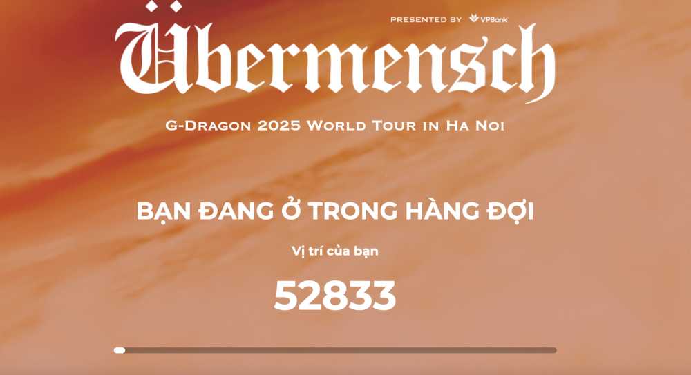 Khách bức xúc vì chờ từ sớm nhưng được xếp số ngẫu nhiên gần 53.000. Ảnh: Chí Long