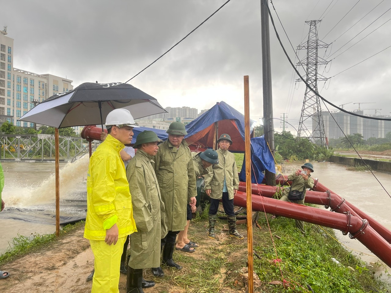Phó Chủ tịch UBND thành phố Hà Nội Nguyễn Mạnh Quyền kiểm tra, chỉ đạo vận hành tối đa công trình thủy lợi hỗ trợ tiêu úng khu vực dân cư. Ảnh: Đào Quang