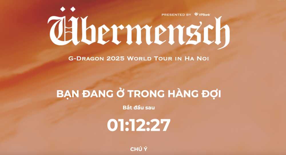 Khách xếp hàng sớm vào phòng chờ mua vé. Ảnh: Chí Long