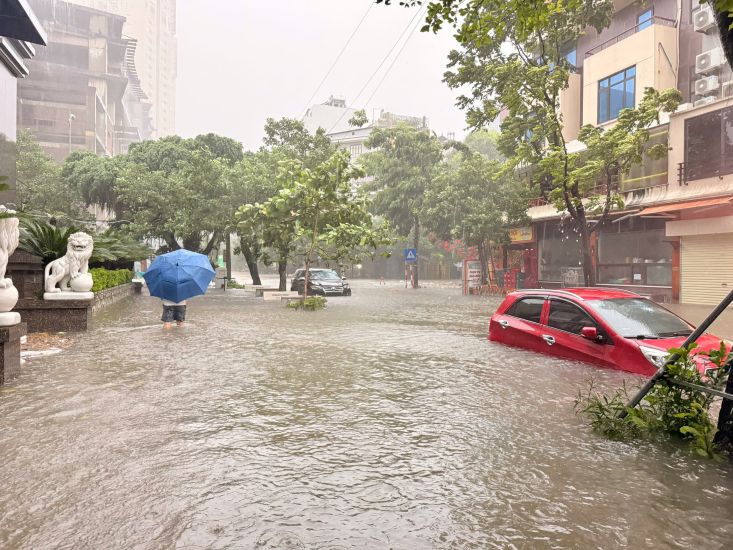 Các tuyến phố Hà Nội thành sông, người dân ngâm mình trong nước. Ảnh: Tô Thế - Hòa Nguyễn