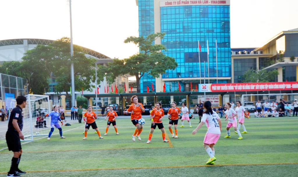 Ngay sau Lễ khai mạc đã diễn ra trận bóng đá nữ giữa 2 đội Cơ quan TKV (áo cam) và Công ty CP Xuất nhập khẩu Than. Ảnh: Hà Phong