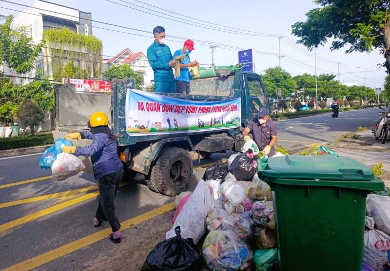 Đà Nẵng kích hoạt nhiều bãi thu gom rác tạm thời, ứng phó vấn nạn rác thải, chờ nhà máy thu gom, xử lý trở lại. Ảnh: Trường An