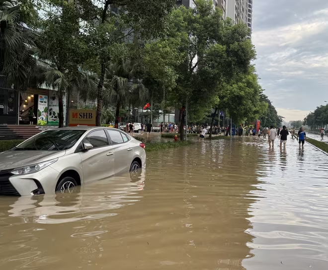 Việc xe bị ngập nước lâu ngày sẽ khiến biển số xe bị hư hỏng, rơi mất