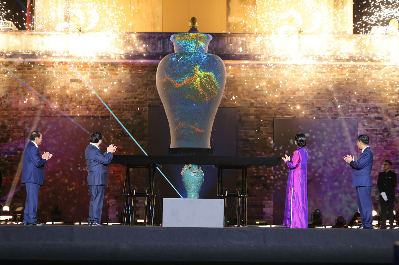 Thủ tướng Chính phủ và các đại biểu thực hiện nghi thức đặc biệt (vẽ tranh gốm ngũ sắc) khai mạc lễ hội. Ảnh Quang Phúc.