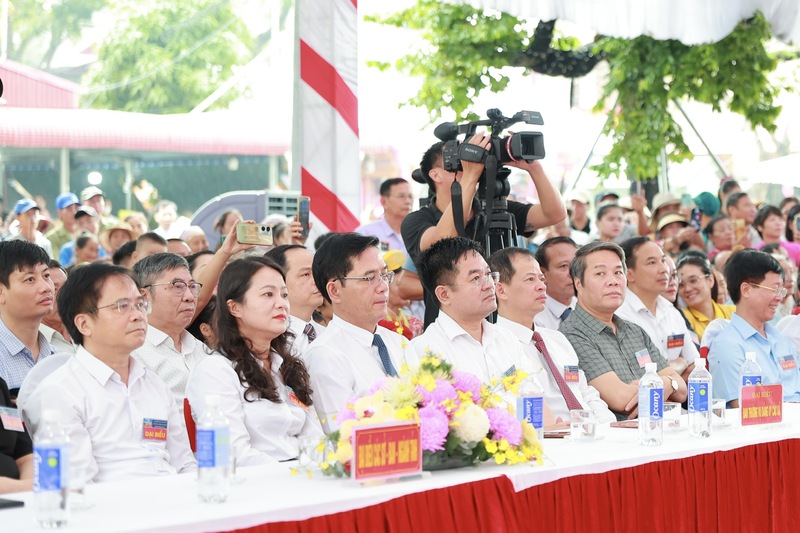 Các đại biểu dự lễ khai hội.