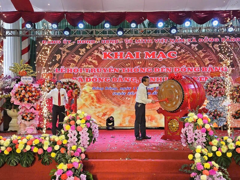 Lãnh đạo xã Đồng Bằng thực hiện nghi thức đánh trống, đánh chiêng khai hội.