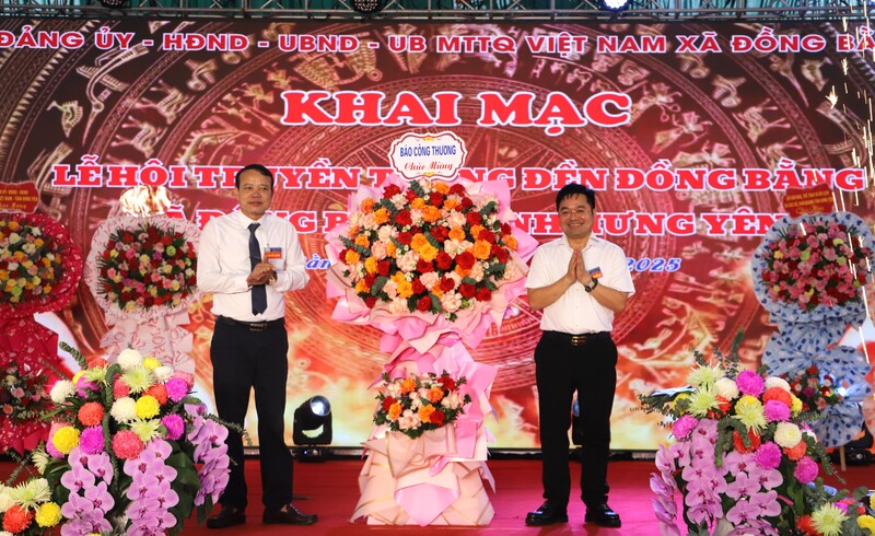 Tổng Biên tập Báo Công Thương Nguyễn Văn Minh tặng hoa chúc mừng lễ hội.